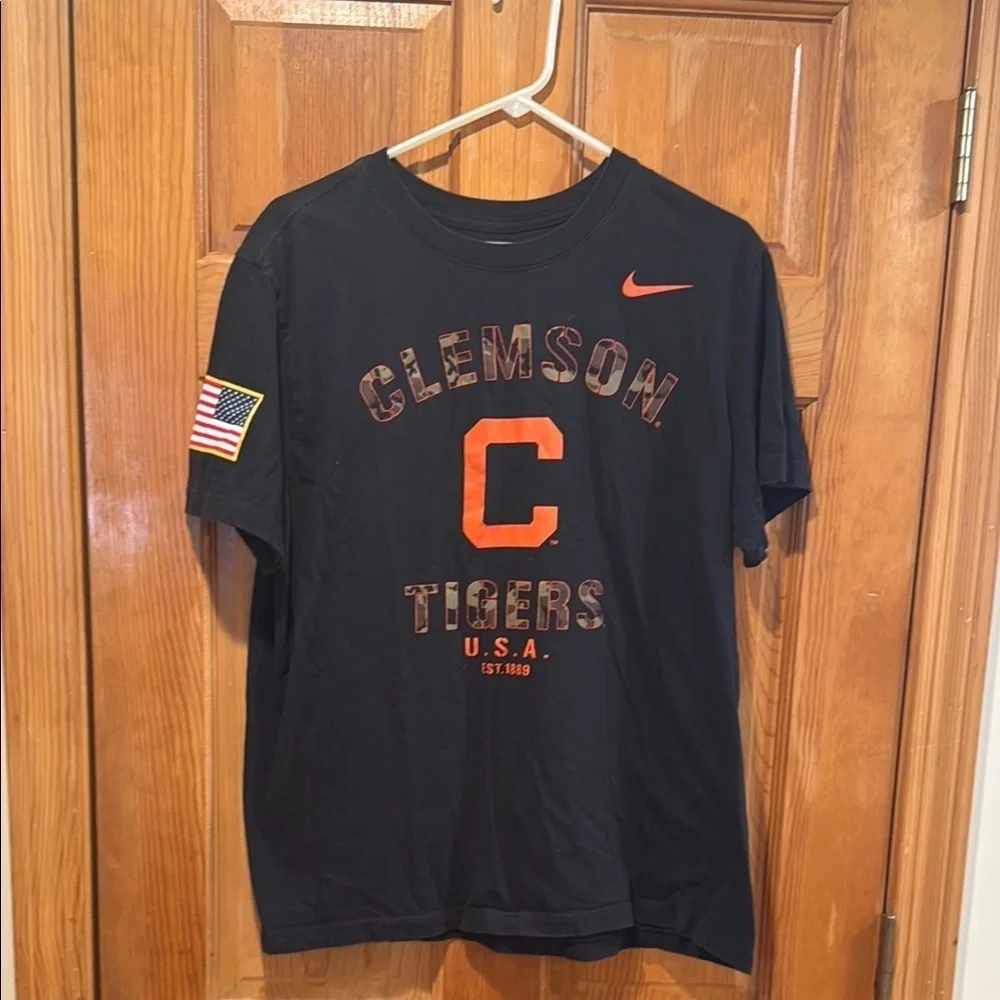 The Nike tee Clemson Tiger short sleeve shirt size large .